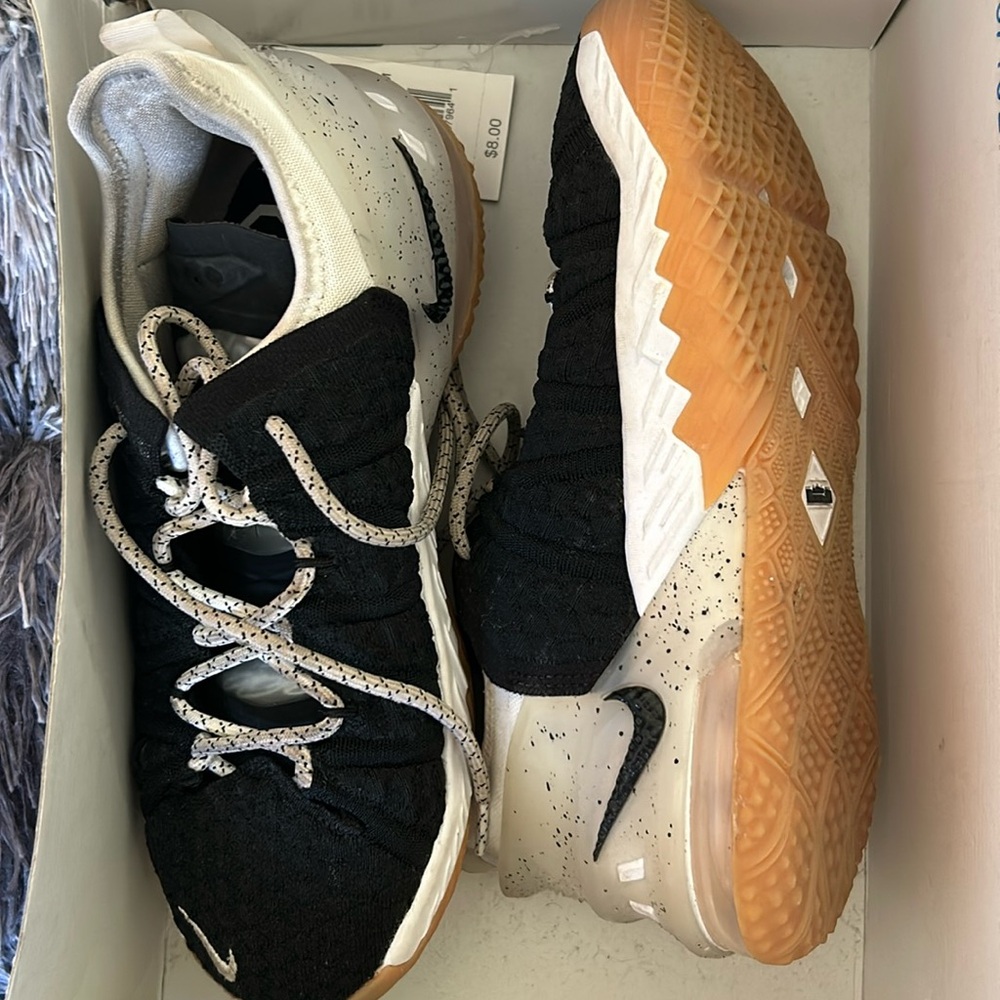 LeBron 18 'Black White Gum